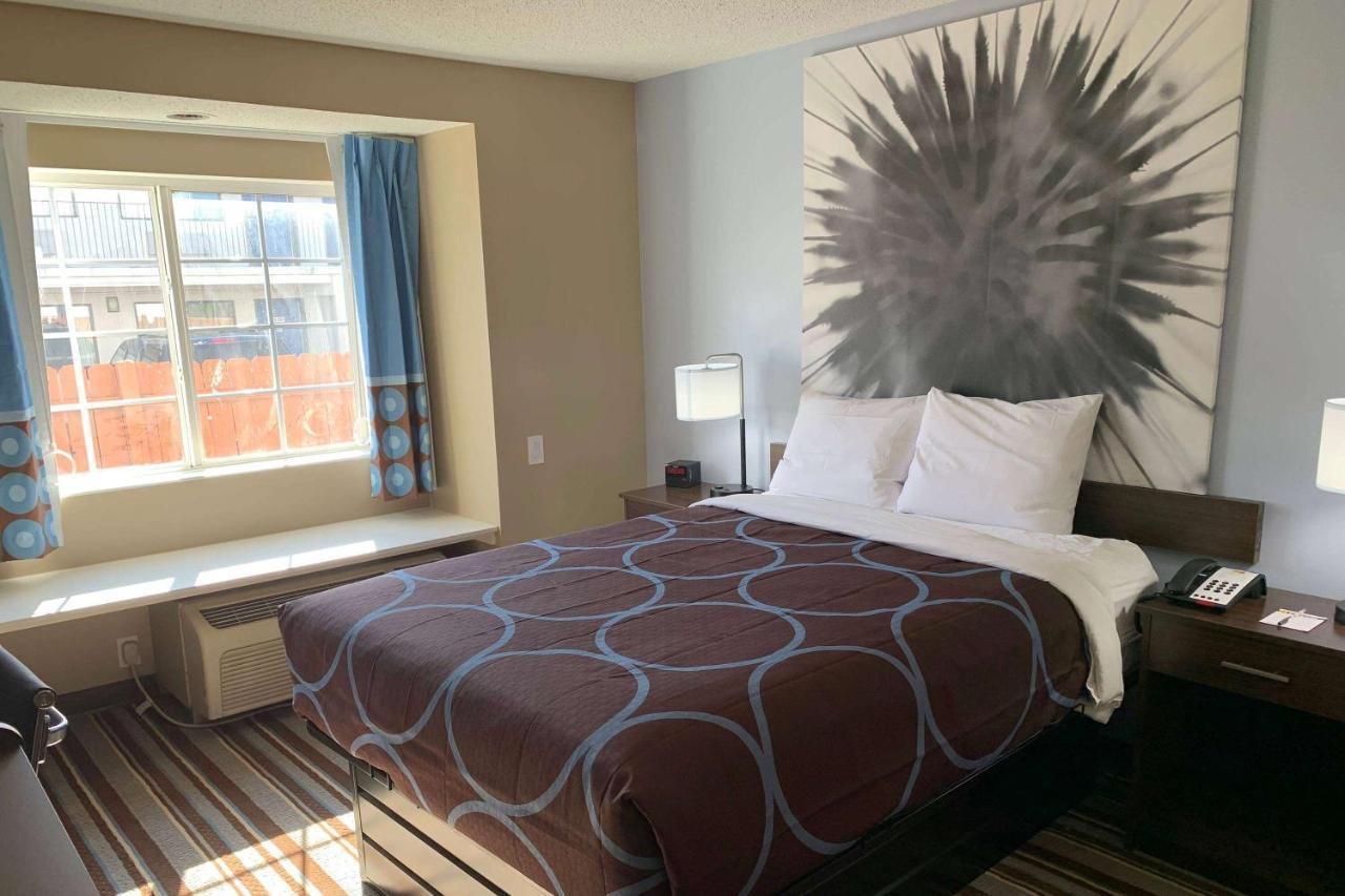 Super 8 By Wyndham Joliet Hotel Eksteriør billede