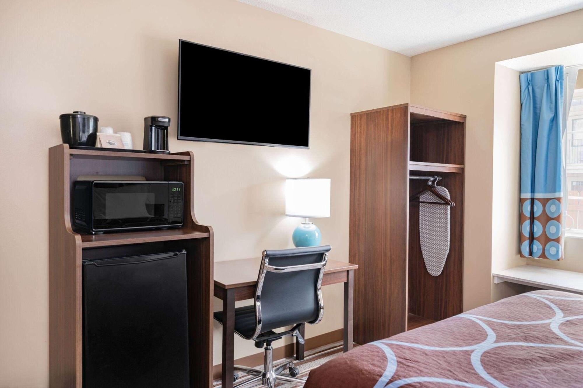 Super 8 By Wyndham Joliet Hotel Eksteriør billede